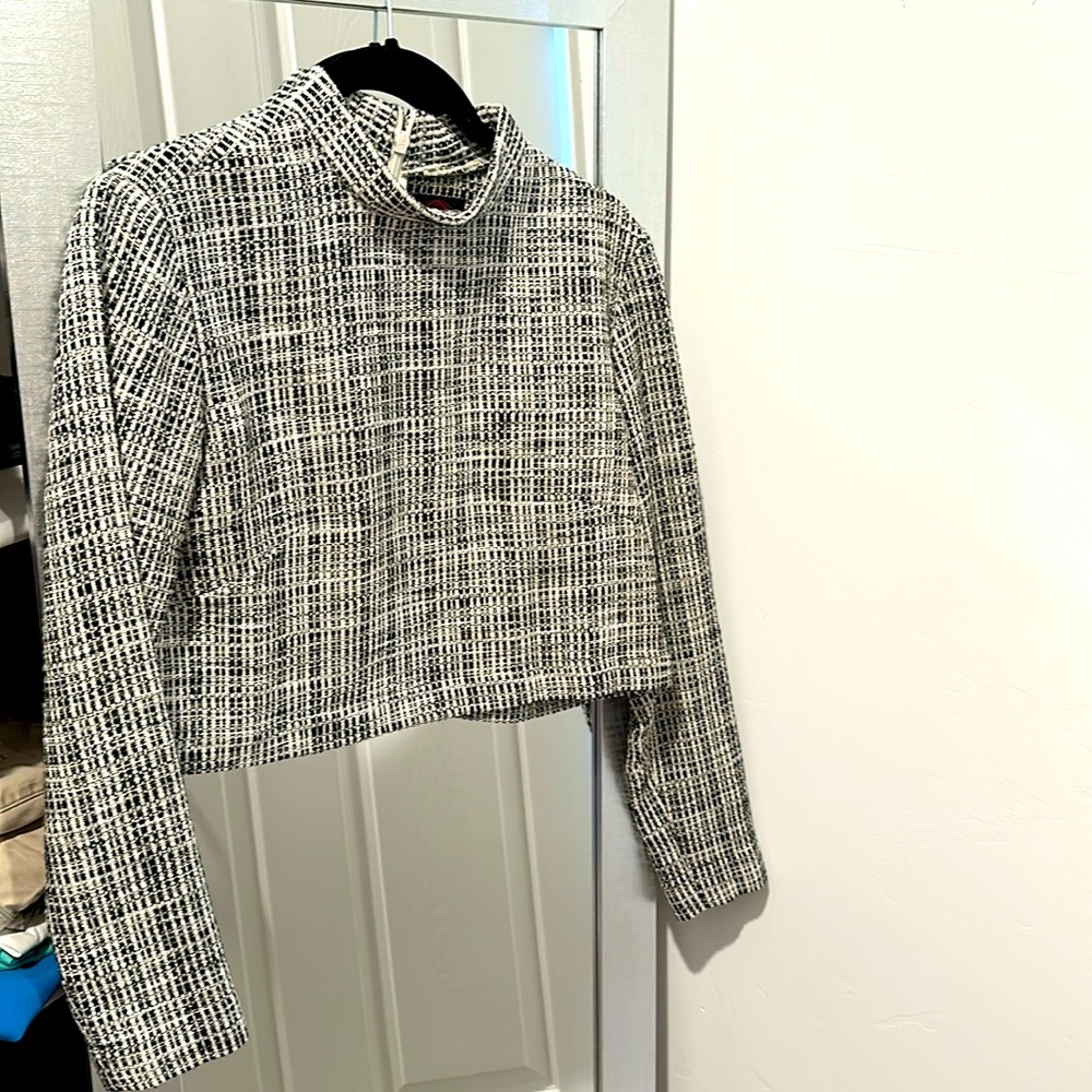 Cropped houndstooth mock neck blouse
